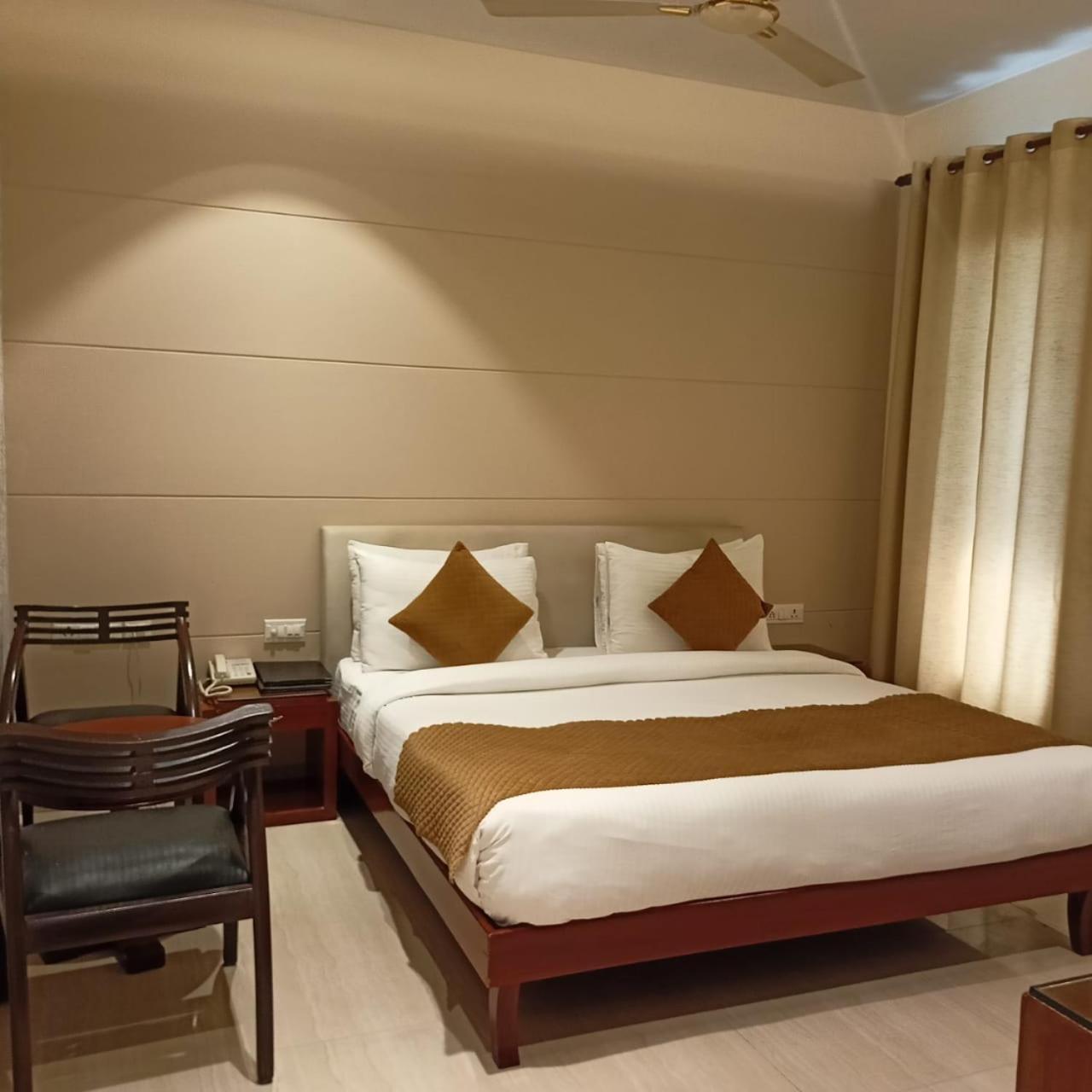 Cosy Grand, Chanakyapuri By The Cosy Hotels New Delhi Bagian luar foto