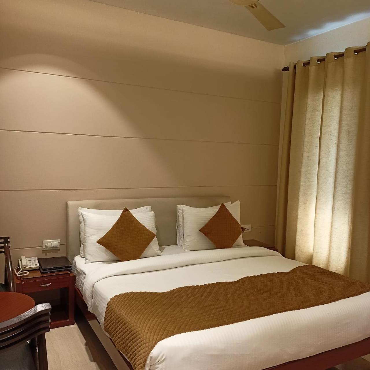Cosy Grand, Chanakyapuri By The Cosy Hotels New Delhi Bagian luar foto