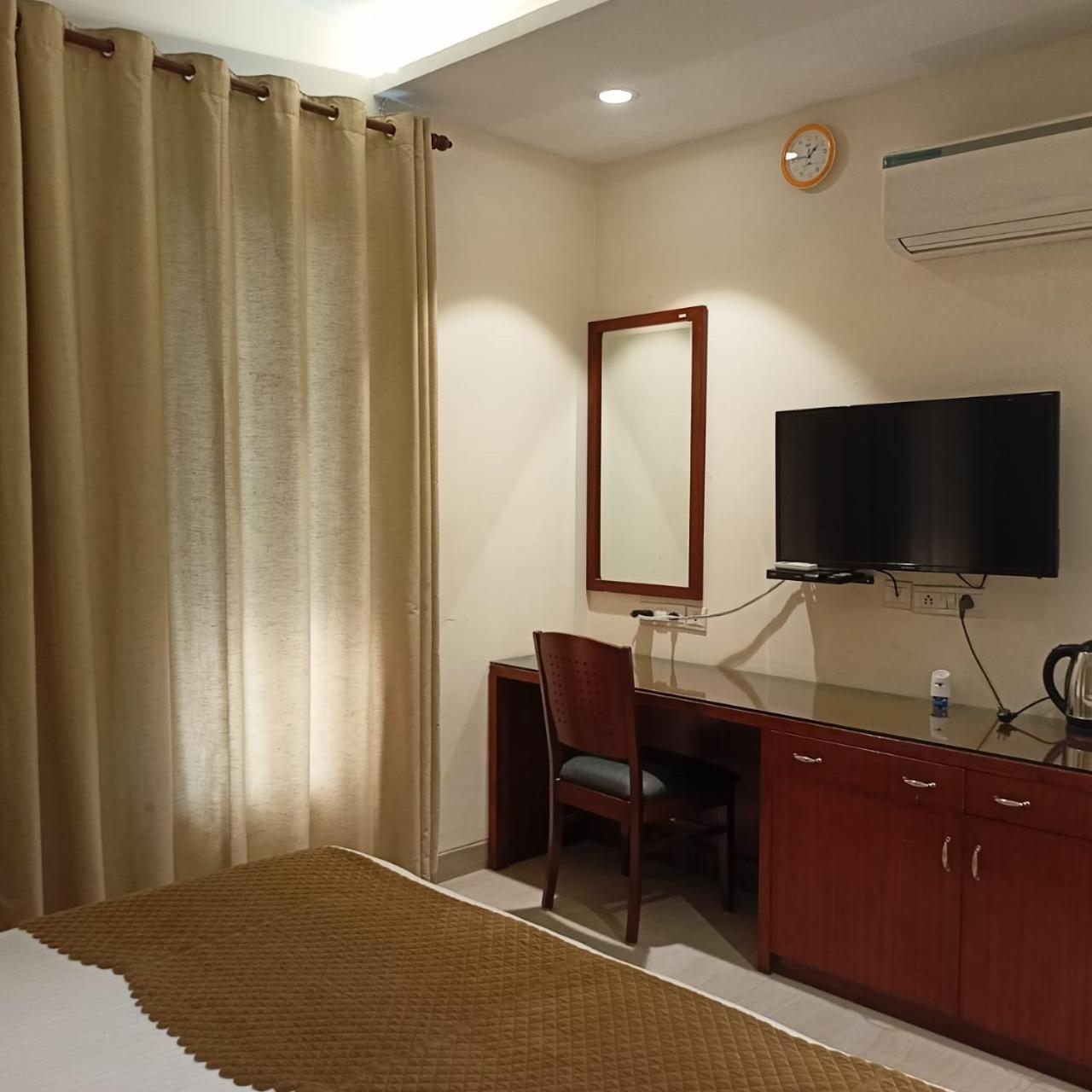 Cosy Grand, Chanakyapuri By The Cosy Hotels New Delhi Bagian luar foto